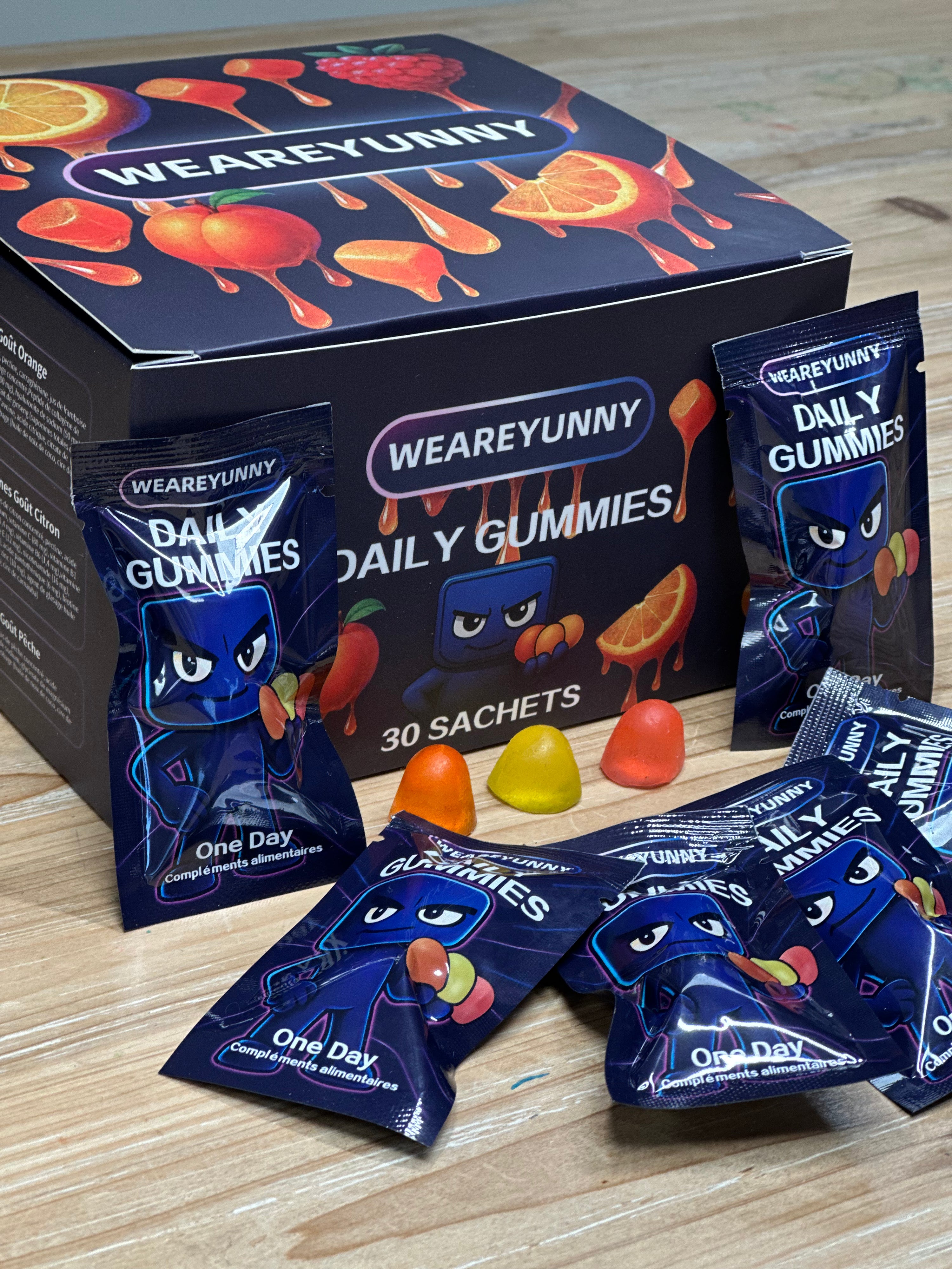 WeAreUni Gummies, c’est 3 gummies essentiels réunis dans un sachet journalier pratique, avec des ingrédients pensés pour l’énergie, le bien-être et la récupération.
Nos packagings — sachets journaliers et box mensuelle — sont illustrés avec un style artistique unique, renouvelé régulièrement.