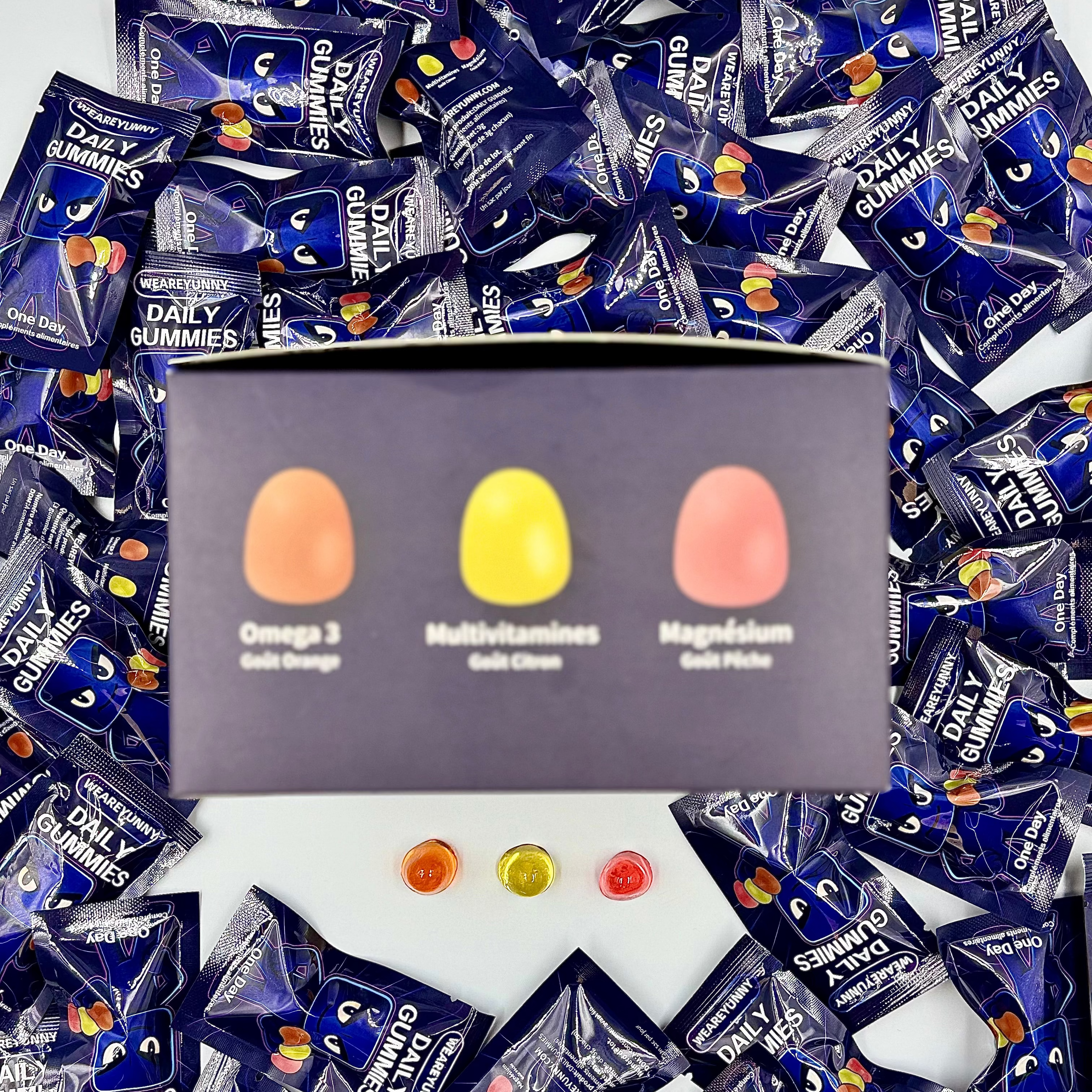 WeAreYunny Gummies, c’est 3 gummies essentiels ( multivitamines, Oméga 3 et Magnésium) réunis dans un sachet journalier pratique, avec des ingrédients pensés pour l’énergie, le bien-être et la récupération.
Nos packagings — sachets journaliers et box mensuelle — sont illustrés avec un style artistique unique, renouvelé régulièrement.