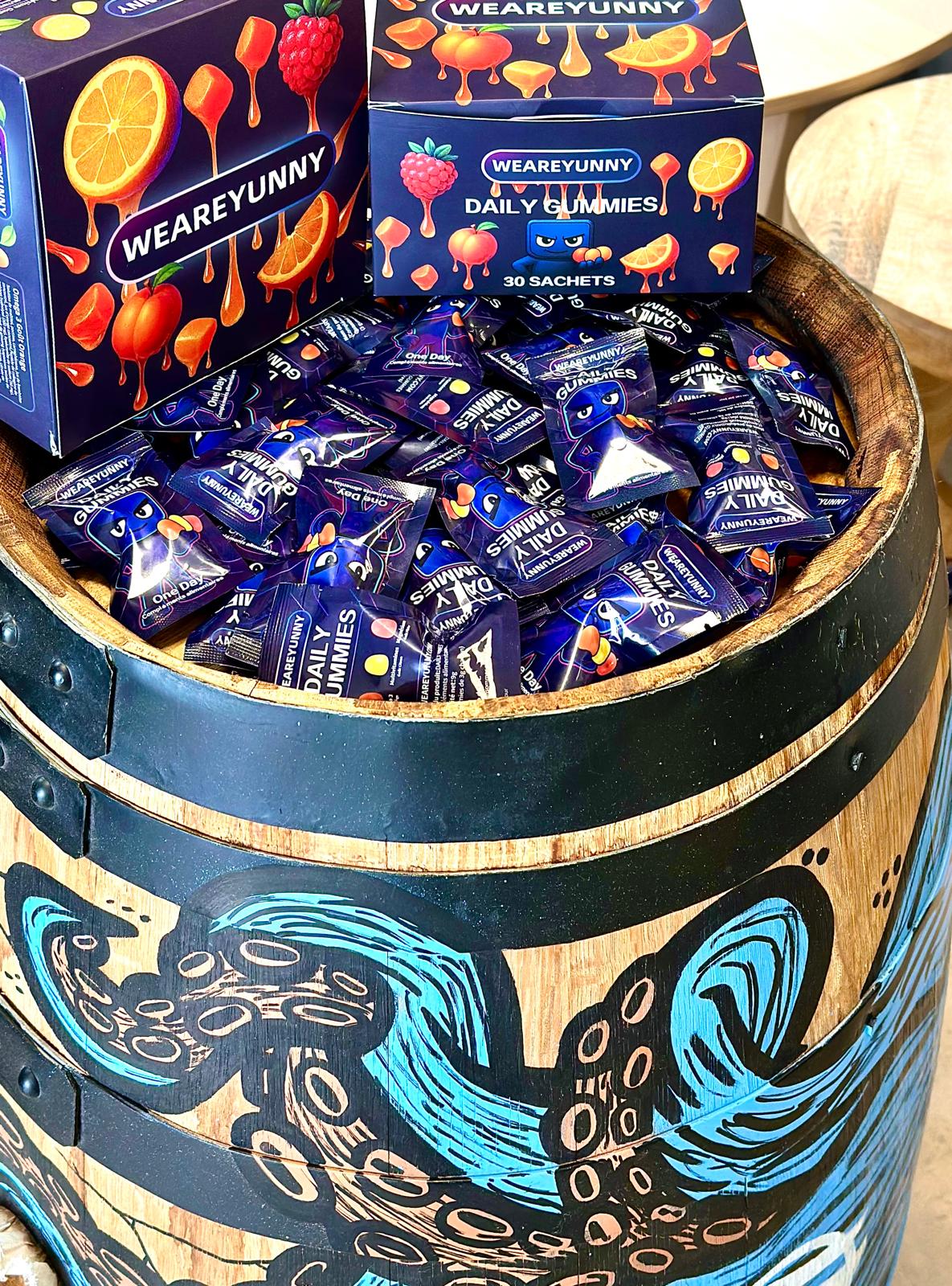 Chez WeAreYunny, chaque détail compte.
Nos sachets journaliers ont été pensés comme de petites pièces d’art, colorées, ludiques et uniques.
Et notre box mensuelle ?
Un véritable objet créatif, designé pour donner envie d’ouvrir, de découvrir, de continuer.
Votre routine devient un rituel esthétique, aussi beau qu’utile.