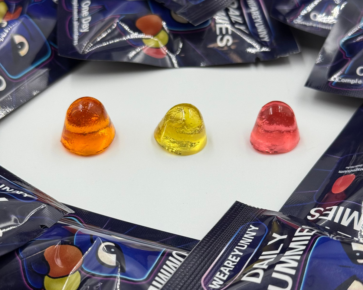 Une box mensuelle comprenant 30 sachets journaliers, avec dans chaque sachet : Omega 3, Multivitamines et Magnésium
3 Gummies, 3 Goûts, 3 Bénéfices
Orange, Citron et Pêche 