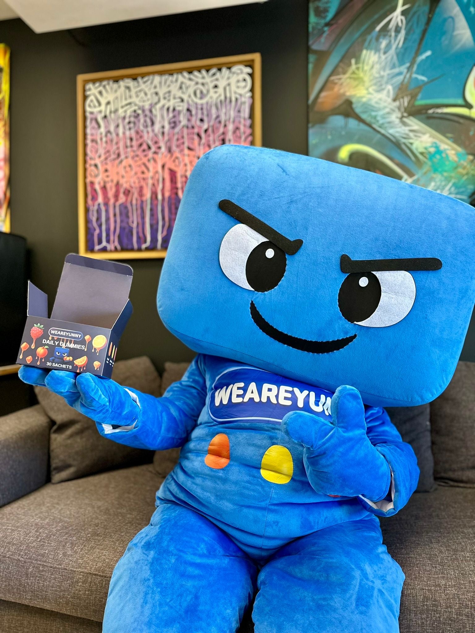 Notre mascotte ne tient jamais en place. Chaque semaine, elle distribue des flyers, fait tester nos gummies, crée des interactions, des sourires et des moments uniques tout en découvrant notre box mensuel et nos sachets journaliers. Et ce n’est que le début :
En 2026, on arrive avec des événements partout en France, des rencontres, des animations, des surprises et des moments en vrai, avec vous