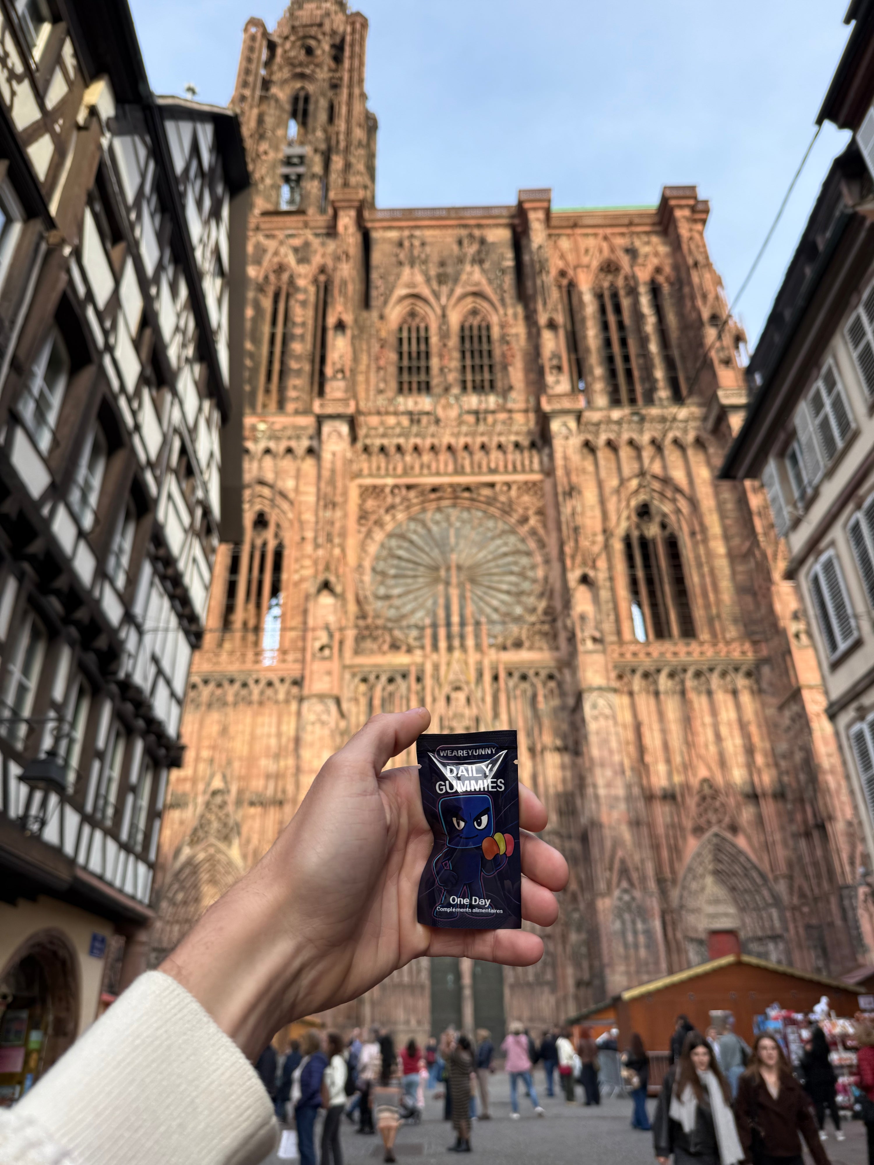 Nos sachets journaliers contiennent nos 3 gummies phares, chacun formulé avec des ingrédients soigneusement sélectionnés pour accompagner la journée de nos clients : énergie, détente, concentration, récupération… tout est pensé pour qu’un seul sachet journalier regroupe l’essentiel. Notre univers ne s’arrête pas au goût : nous avons développé une identité artistique unique, visible sur nos sachets journaliers comme sur notre grande box mensuelle, qui racontent une histoire différente chaque mois.