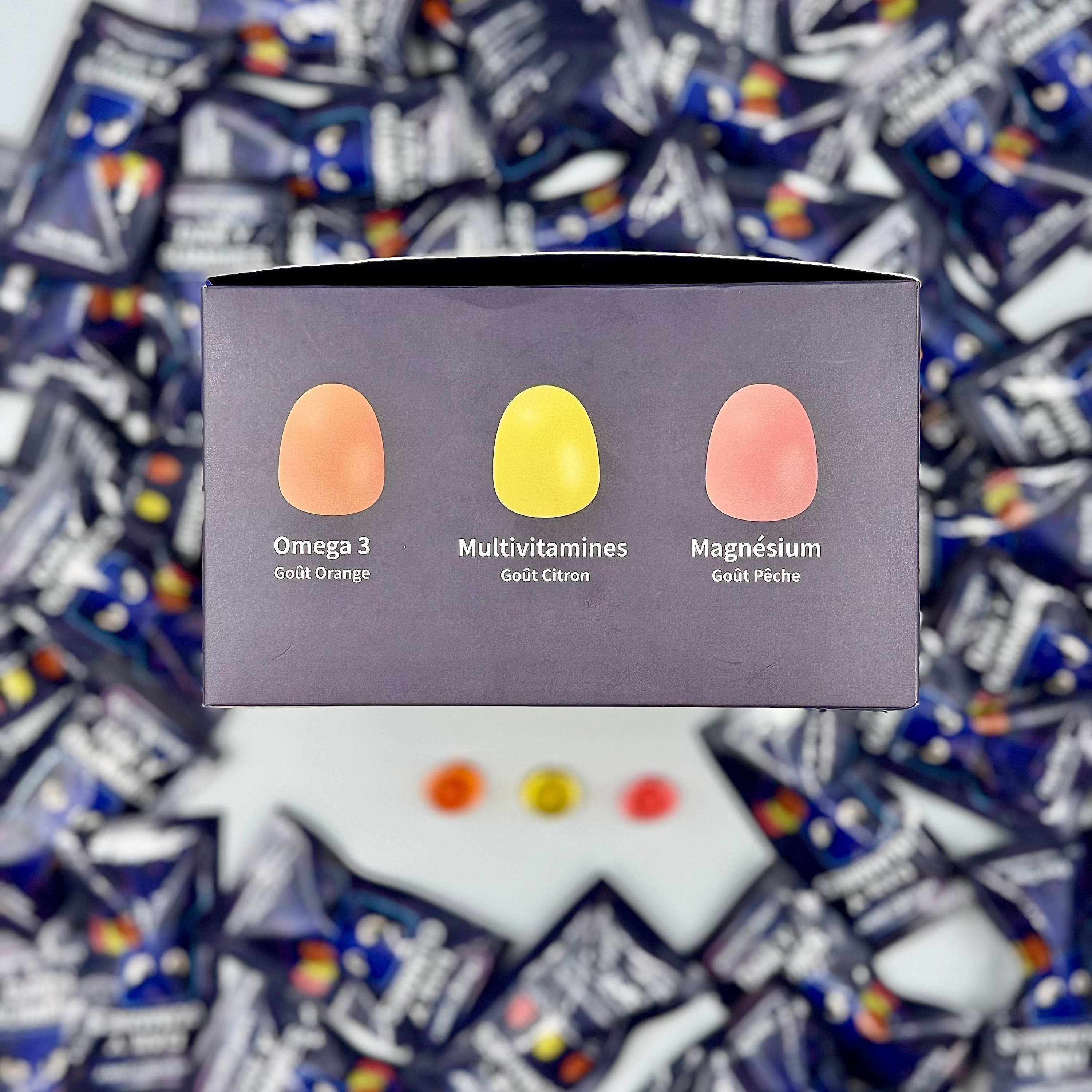 WeAreYunny Gummies, c’est 3 gummies essentiels ( multivitamines, Oméga 3 et Magnésium) réunis dans un sachet journalier pratique, avec des ingrédients pensés pour l’énergie, le bien-être et la récupération.
Nos packagings — sachets journaliers et box mensuelle — sont illustrés avec un style artistique unique, renouvelé régulièrement.